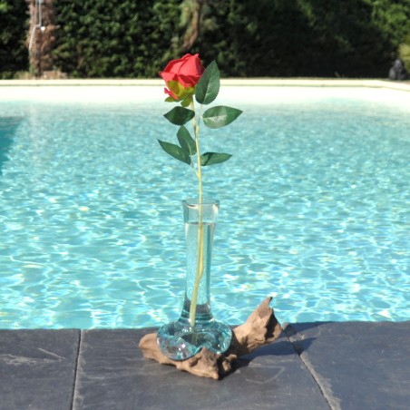 Un soliflore en verre recyclé soufflé en fusion sur du bois flotté et le verre se sort pour le lavage