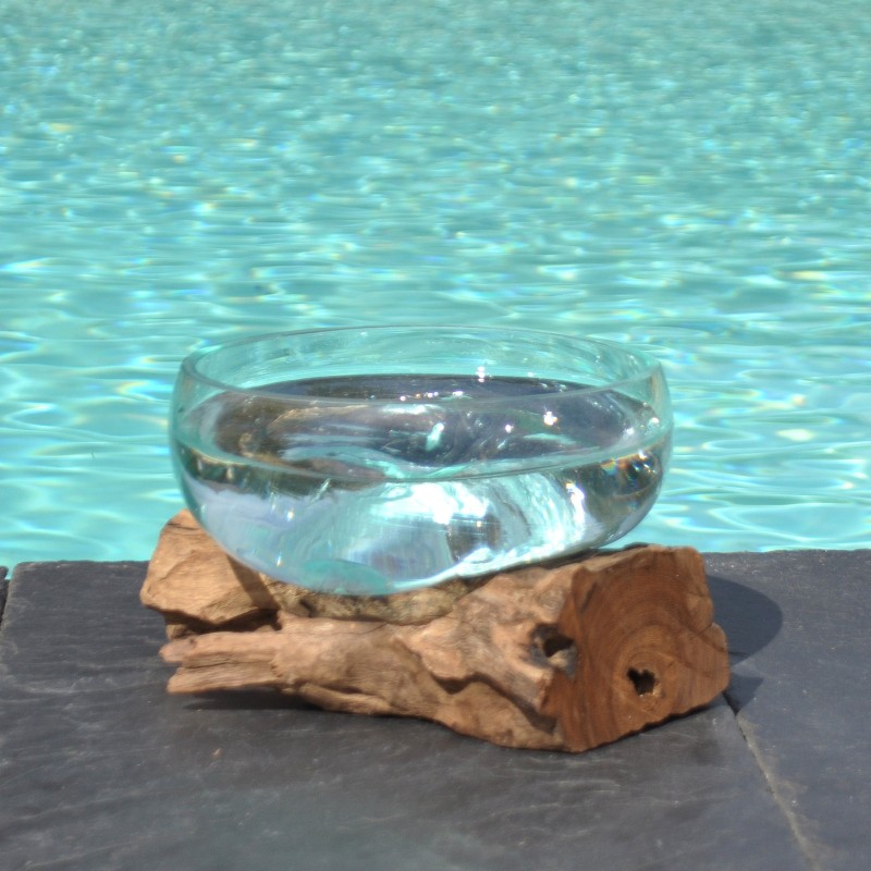 Un terrarium, saladier ou ramequin en verre recyclé soufflé coulé en fusion sur du bois flotté.