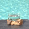 Un terrarium, saladier ou ramequin en verre recyclé soufflé coulé en fusion sur du bois flotté.