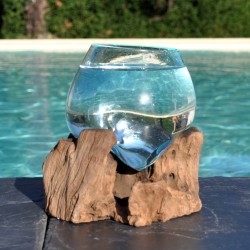 Un vase en verre soufflé et moulé sur du bois