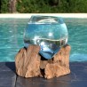 Un vase en verre soufflé et moulé sur du bois