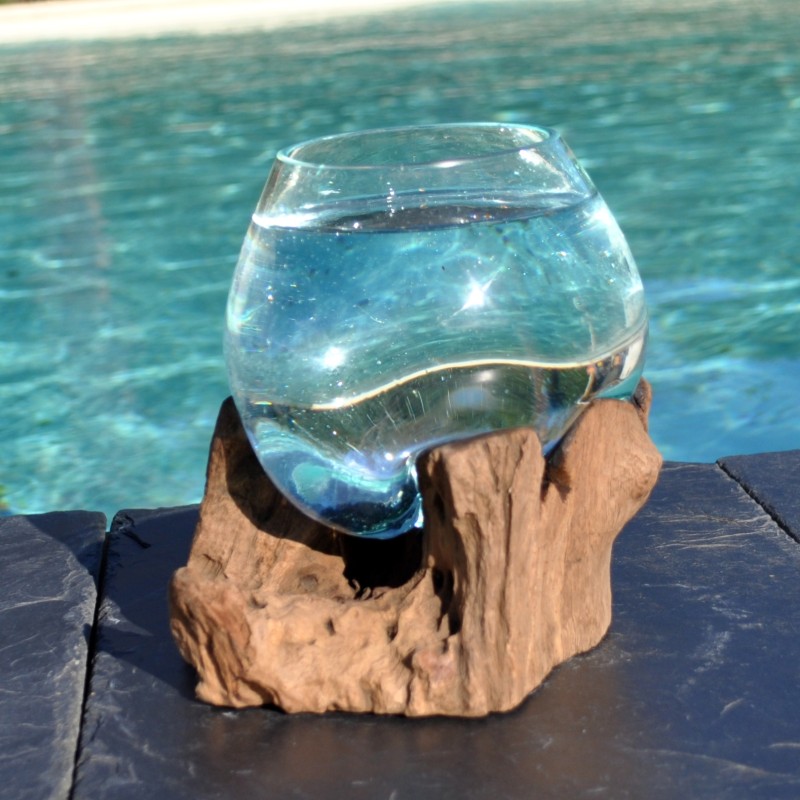 Tasse à café en verre recyclé soufflé à la bouche en fusion sur du bois flotté.