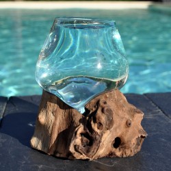 Un vase en verre recyclé soufflé à la bouche en fusion sur du bois flotté