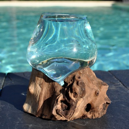 Un vase en verre recyclé soufflé à la bouche en fusion sur du bois flotté