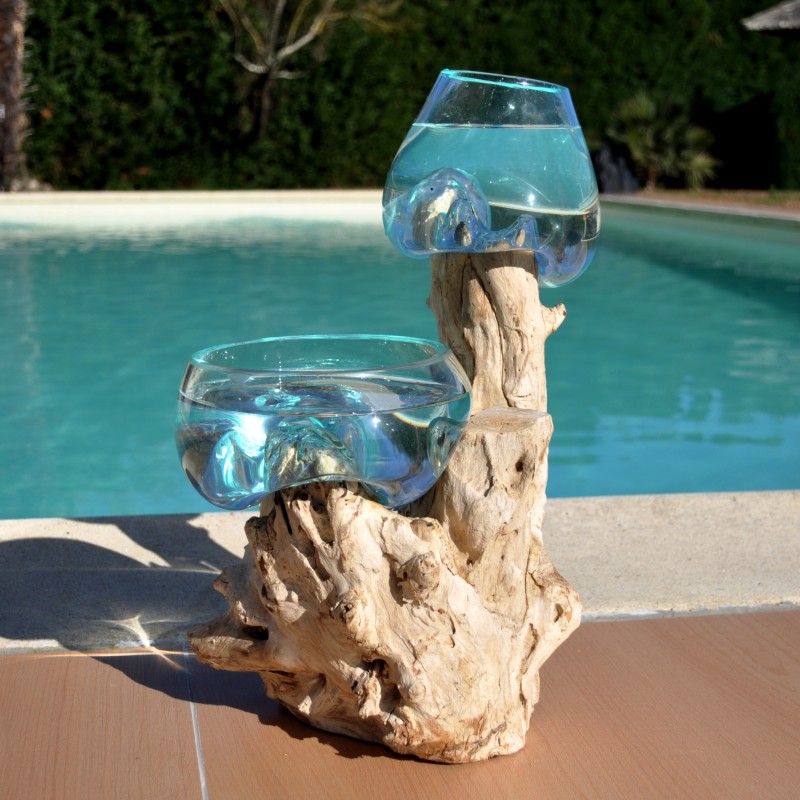 Un vase et un terrarium en verre recyclé soufflé en fusion directement sur du bois flotté, les verres sont amovibles