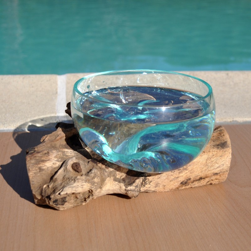 Un terrarium, saladier ou ramequin en verre recyclé soufflé coulé en fusion sur du bois flotté.