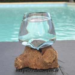 Un  vase en verre recyclé soufflé à la bouche en fusion sur du bois flotté, le vase est amovible pour le laver