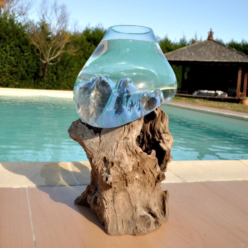 Verre recyclé soufflé et moulé en fusion sur du bois flotté de teck