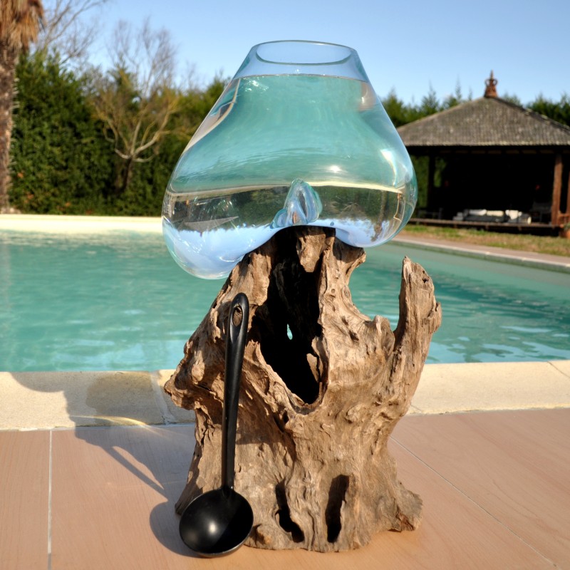 Verre recyclé soufflé en fusion sur du bois flotté