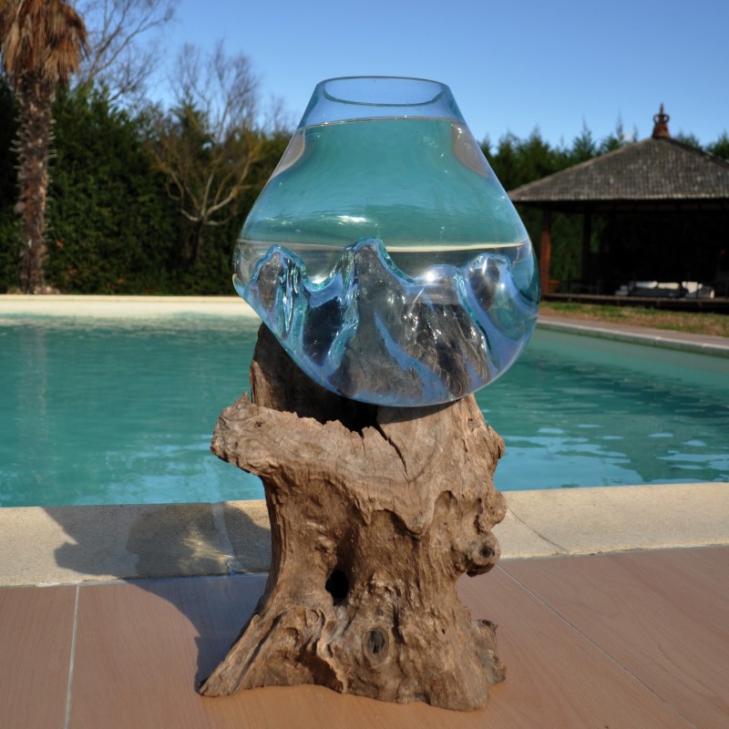 Un splendide aquarium ou bol à punch en verre recyclé soufflé sur du bois flotté.