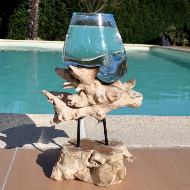 Aquarium en verre recyclé soufflé sur du bois flotté.
