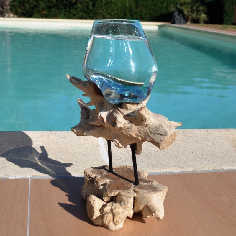 Verre recyclé soufflé en fusion sur du bois flotté.
