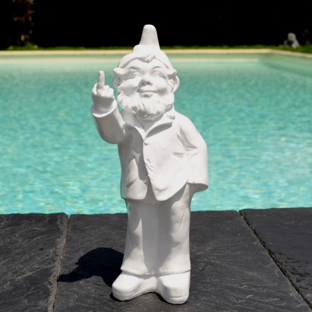 Celui-ci est un nain de jardin insolent faisant un doigt d'honneur.