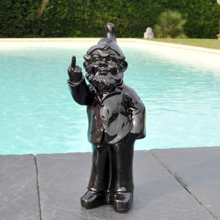 Un nain de jardin insolent faisant un doigt d'honneur