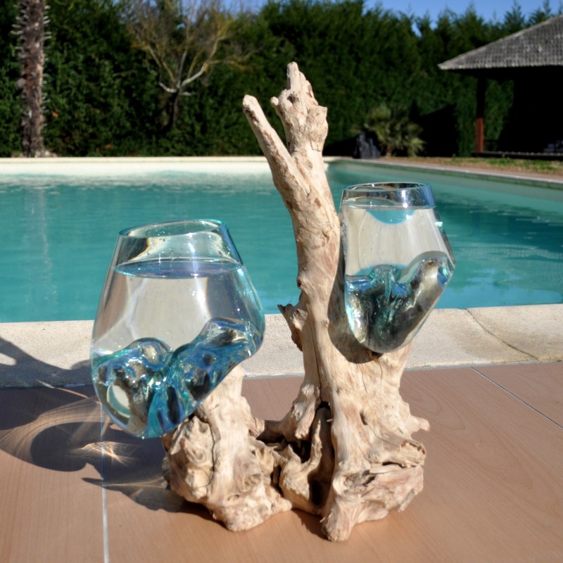 Deux aquariums en verre recyclé soufflé en fusion directement sur du bois flotté, les verres sont amovibles