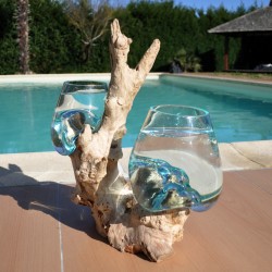 Deux aquariums en verre recyclé soufflé en fusion directement sur du bois flotté, pour le lavage, les verres sont amovibles.