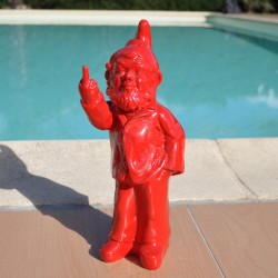 Un nain de jardin insolent faisant un doigt d'honneur