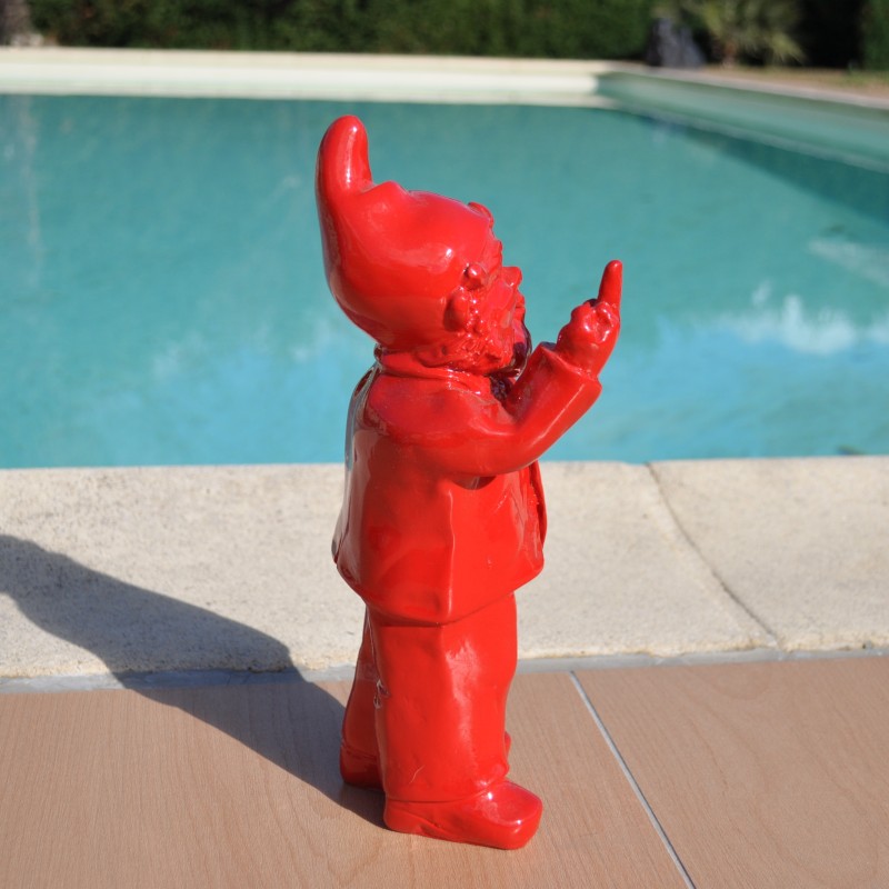 Nain de jardin insolent faisant un doigt d'honneur