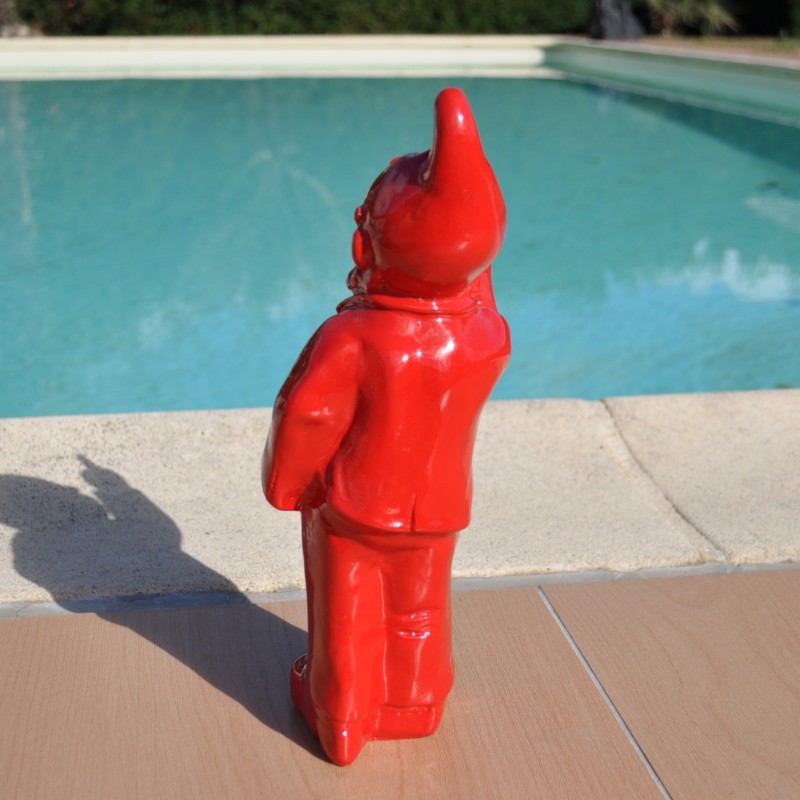 Un nain de jardin faisant un doigt d'honneur