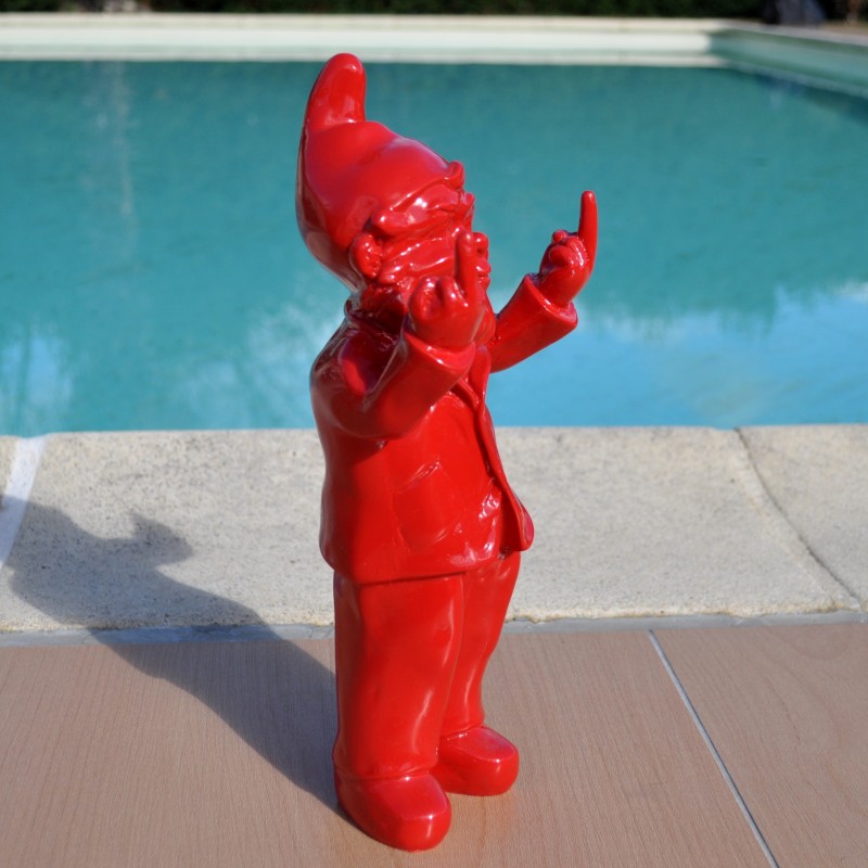 Nain insolent faisant 2 doigts d'honneur