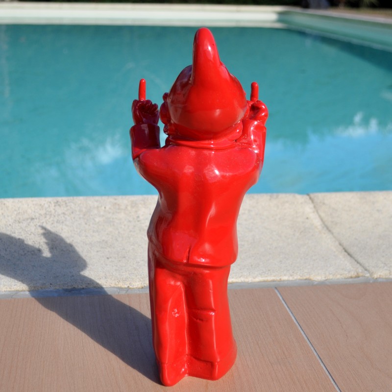 Un  nain insolent faisant 2 doigts d'honneur