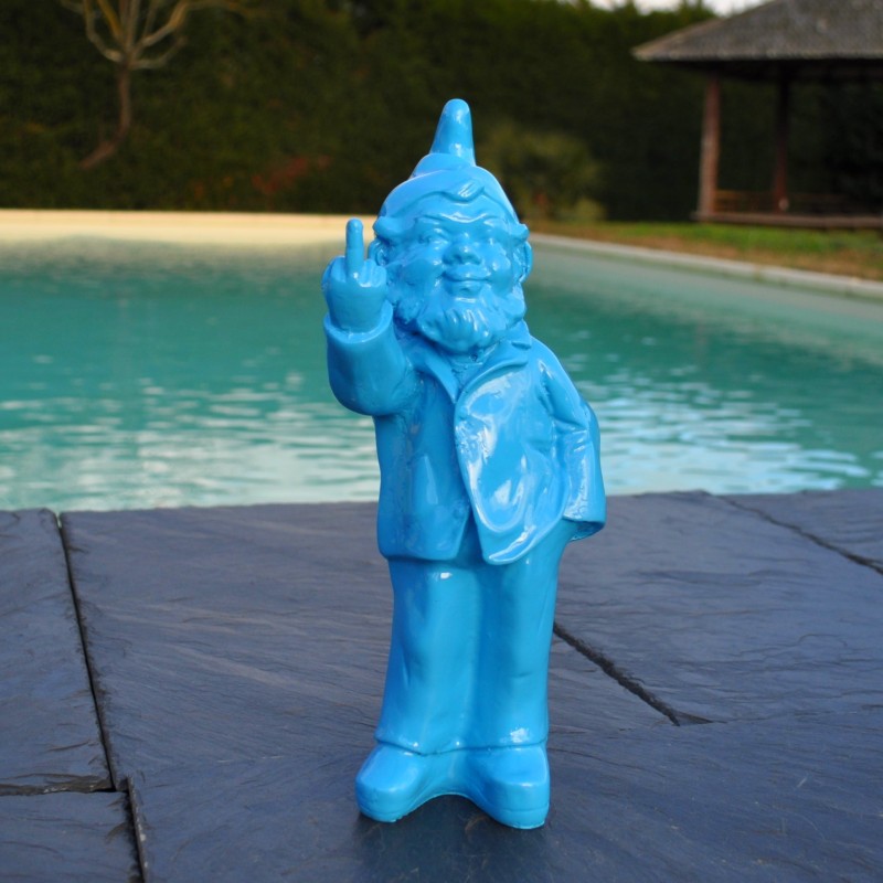Celui-ci est un nain de jardin insolent faisant un doigt d'honneur.