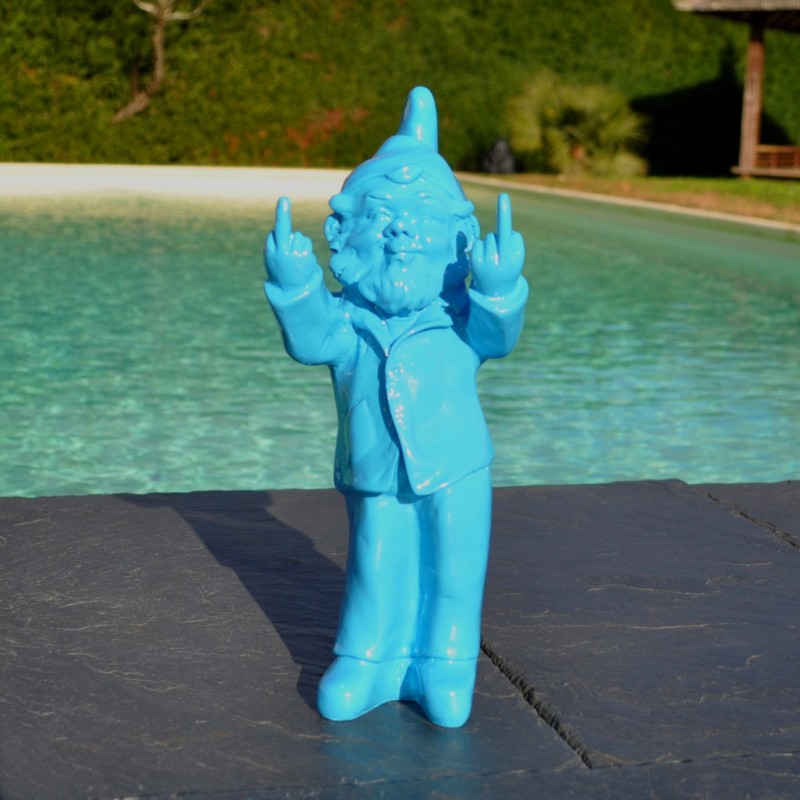 Celui-ci est un nain de jardin insolent faisant deux doigts d'honneur.