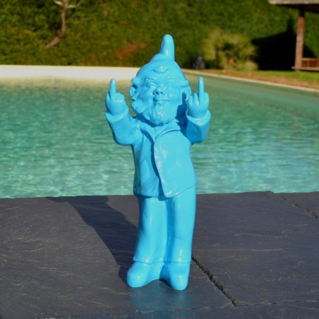 Celui-ci est un nain de jardin insolent faisant deux doigts d'honneur.