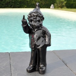 Celui-ci est un nain de jardin insolent faisant 2 doigts d'honneur.