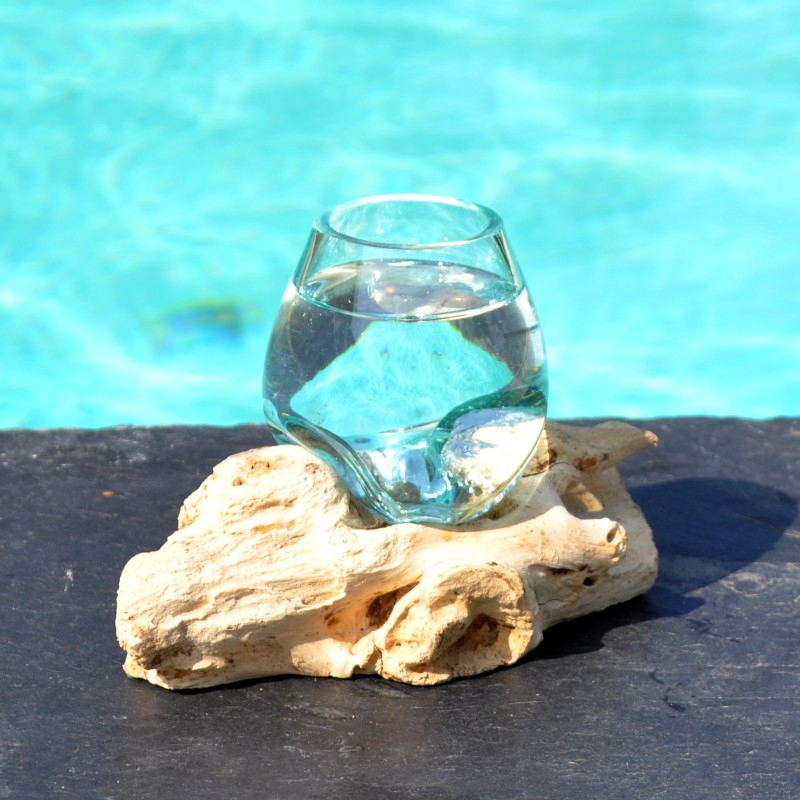 Un vase en verre soufflé et moulé sur du bois