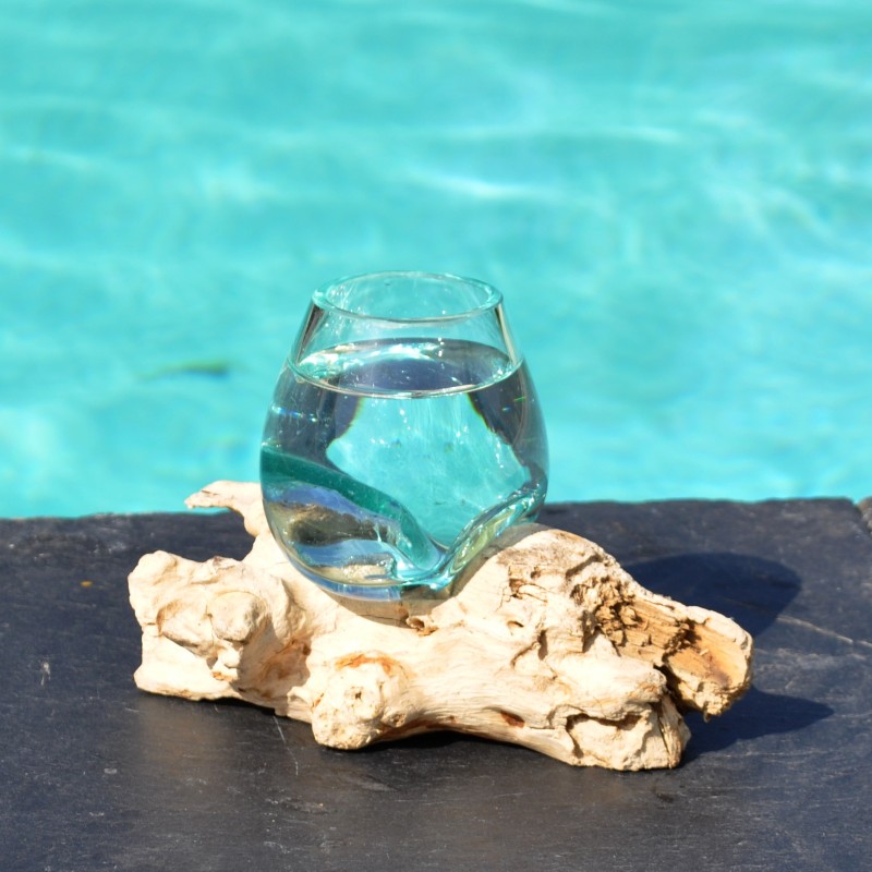 Verre soufflé moulé sur du bois