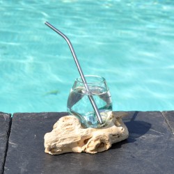 Tasse à café en verre recyclé soufflé à la bouche en fusion sur du bois flotté.