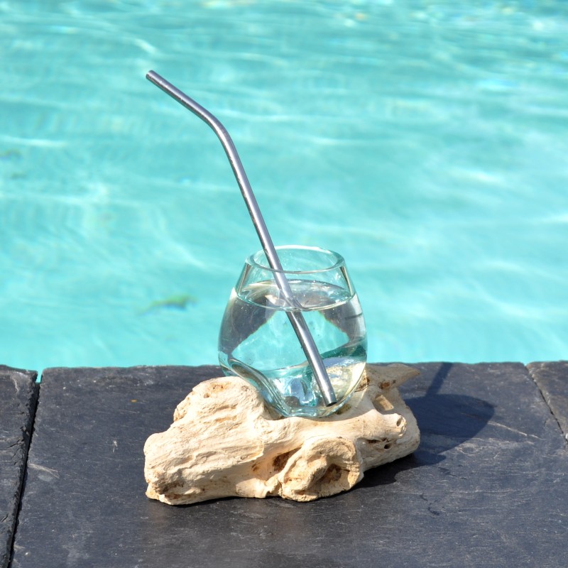 Tasse à café en verre recyclé soufflé à la bouche en fusion sur du bois flotté.