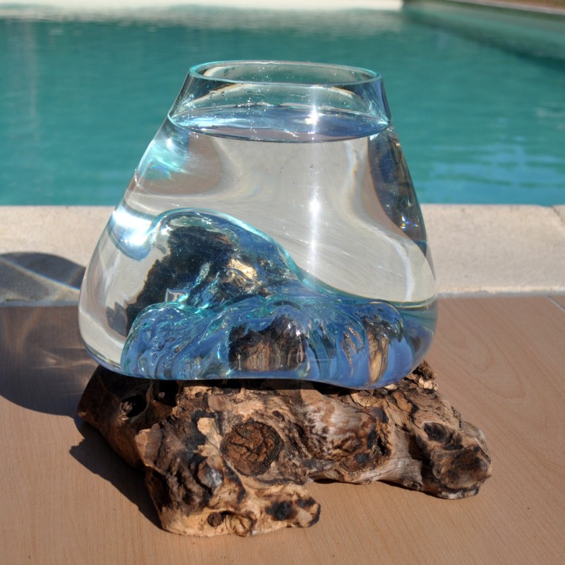 Un bol à punch en verre recyclé soufflé à la bouche en fusion sur du bois flotté, le vase est amovible pour le lavage.