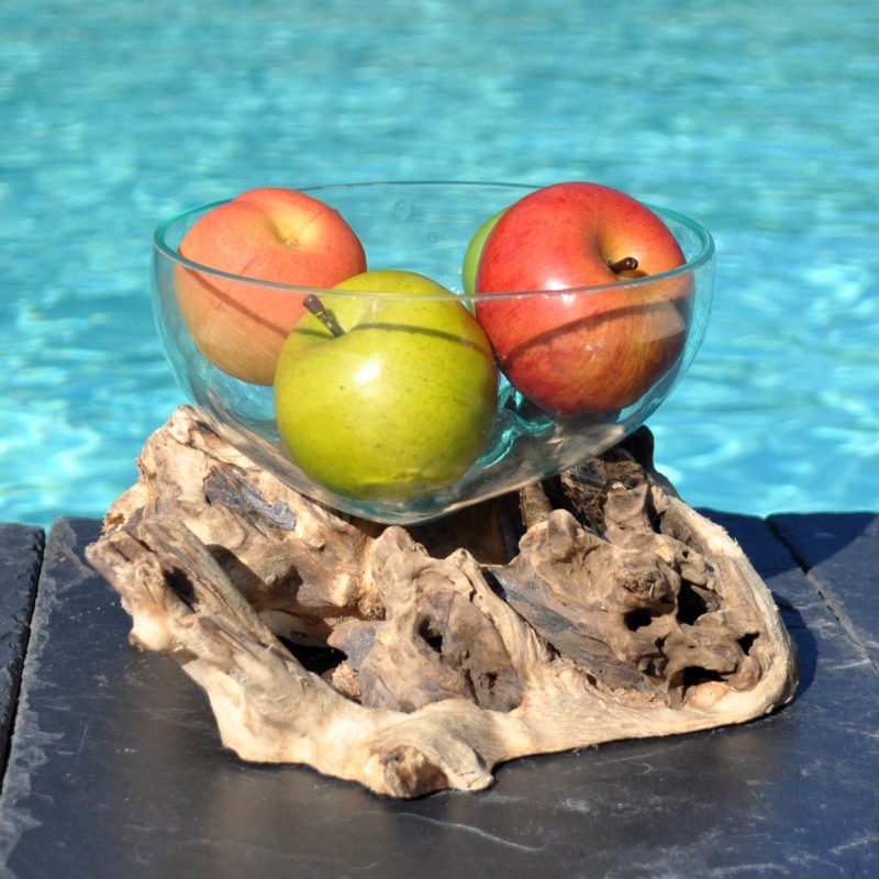 Un terrarium, saladier ou ramequin en verre recyclé soufflé coulé en fusion sur du bois flotté.