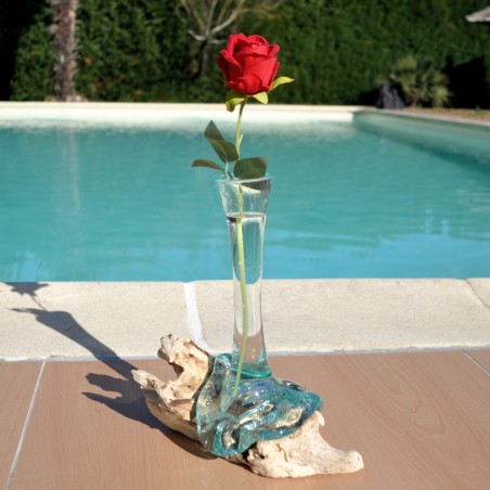 Un soliflore en verre recyclé fondu puis soufflé en fusion sur du bois flotté et le verre se sort pour le lavage