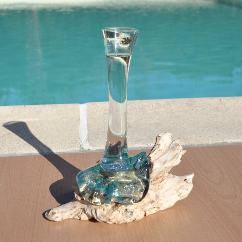 Un soliflore en verre recyclé soufflé en fusion sur du bois flotté et le verre se sort pour le lavage