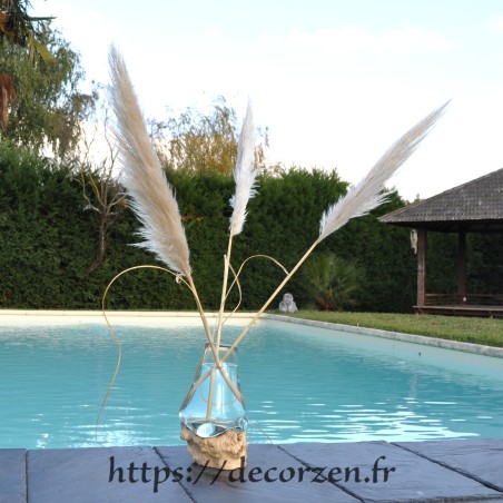 Carafe ou vase en verre recyclé soufflé en fusion sur du bois flotté de teck