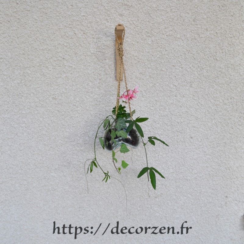 Vase à suspendre en verre recyclé soufflé à la bouche en fusion sur du bois flotté, le vase est amovible pour le lavage