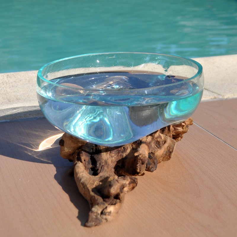 Saladier ou ramequin en verre recyclé soufflé à la bouche en fusion sur du bois flotté.