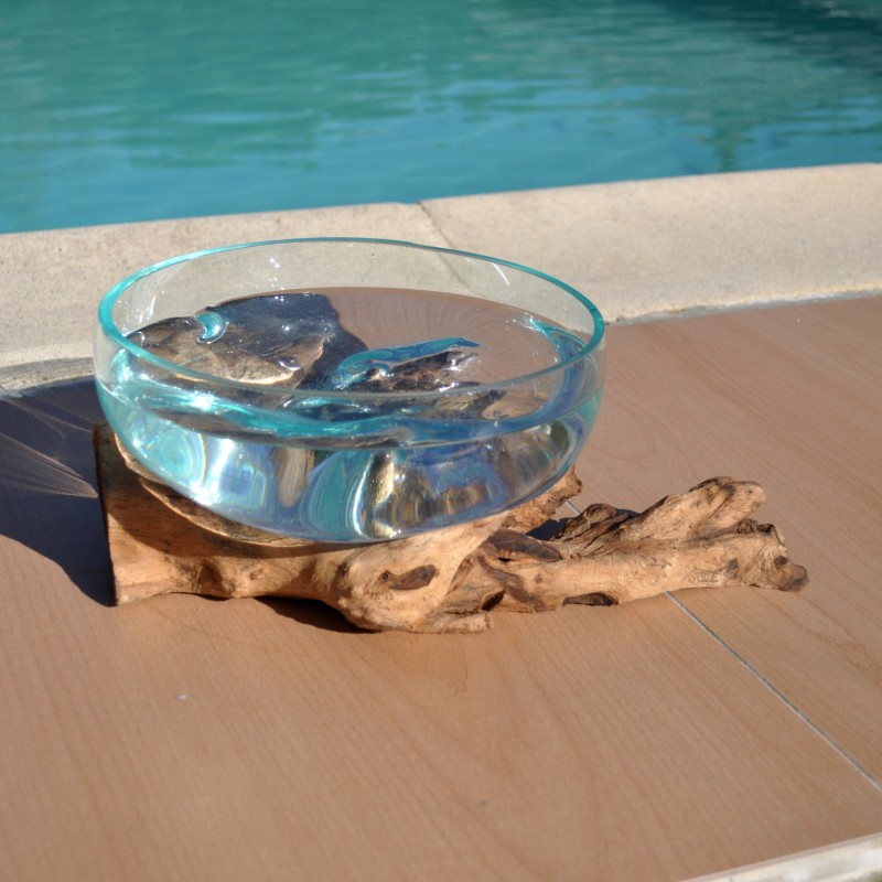 Cette vasque a été faite en verre recyclé soufflé à la bouche en fusion sur du bois flotté.