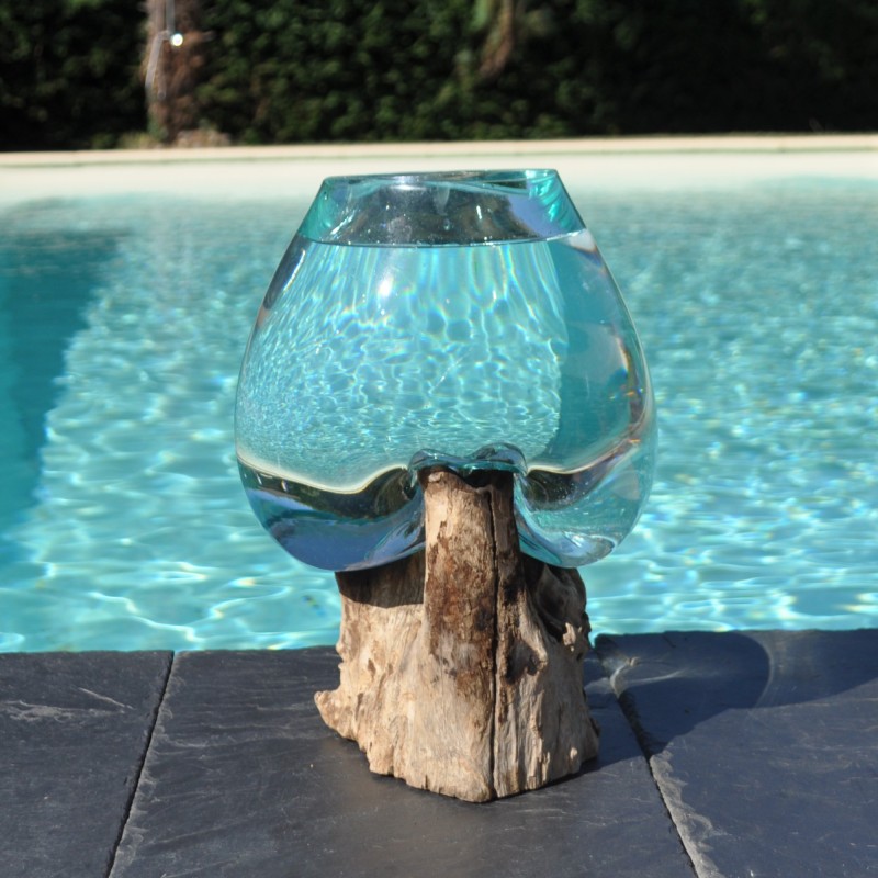 Verre recyclé soufflé et moulé en fusion sur du bois flotté de teck