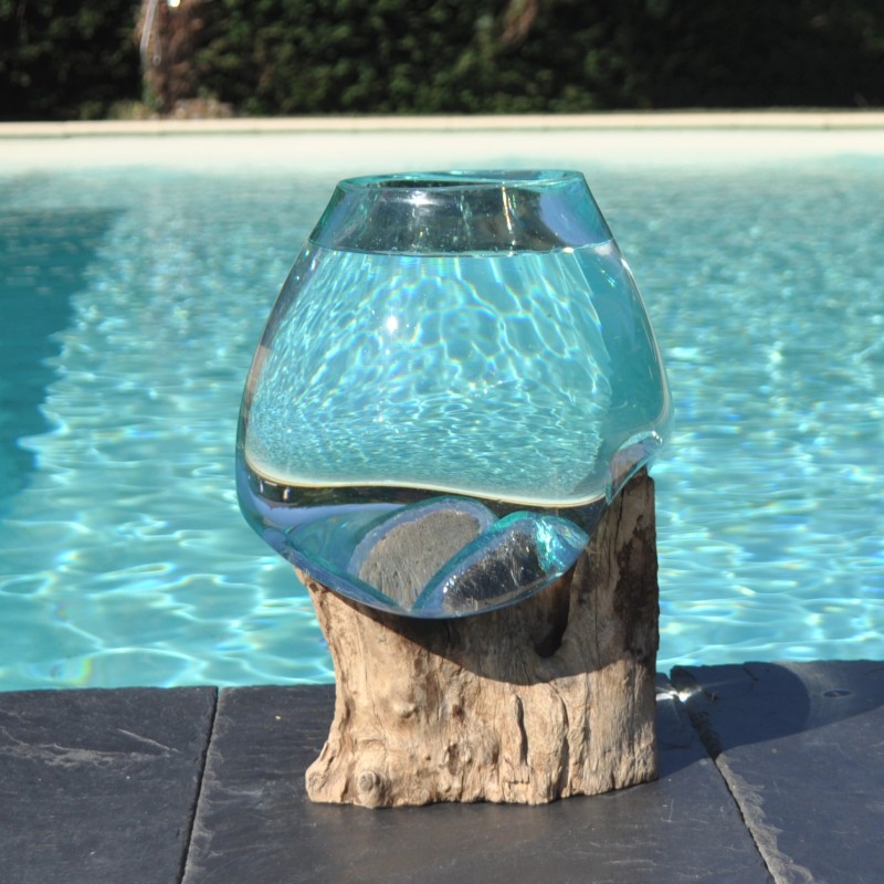 Verre recyclé soufflé en fusion sur du bois flotté