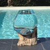 Verre recyclé soufflé en fusion sur du bois flotté
