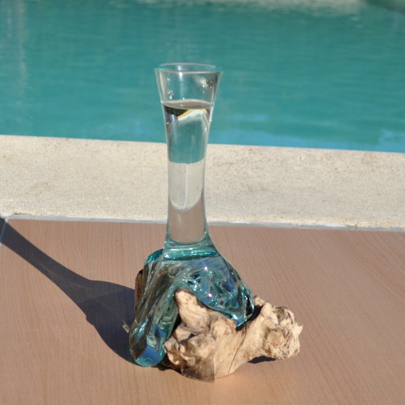 Un soliflore en verre recyclé soufflé en fusion sur du bois flotté et le verre se sort pour le lavage