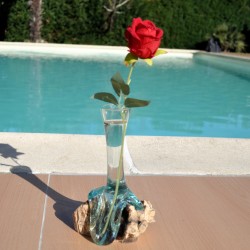 Le verre de soliflore fait en verre recyclé soufflé en fusion sur du bois flotté se sort pour le lavage