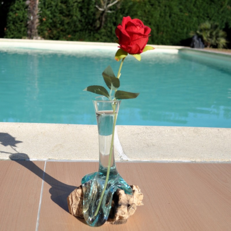 Le verre de soliflore fait en verre recyclé soufflé en fusion sur du bois flotté se sort pour le lavage