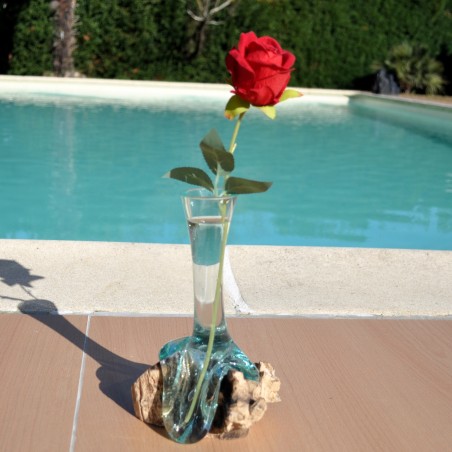 Le verre de soliflore fait en verre recyclé soufflé en fusion sur du bois flotté se sort pour le lavage