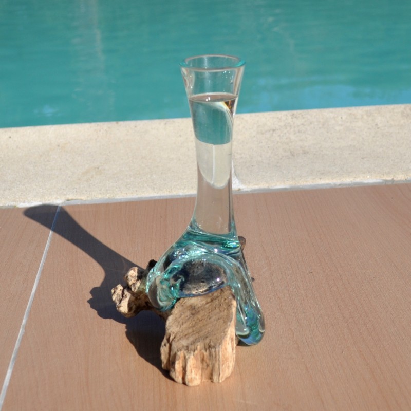 Un soliflore en verre recyclé soufflé en fusion sur du bois flotté et le verre se sort pour le laver.