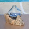 Un superbe diffuseur de parfum en verre recyclé soufflé en fusion sur du bois flotté